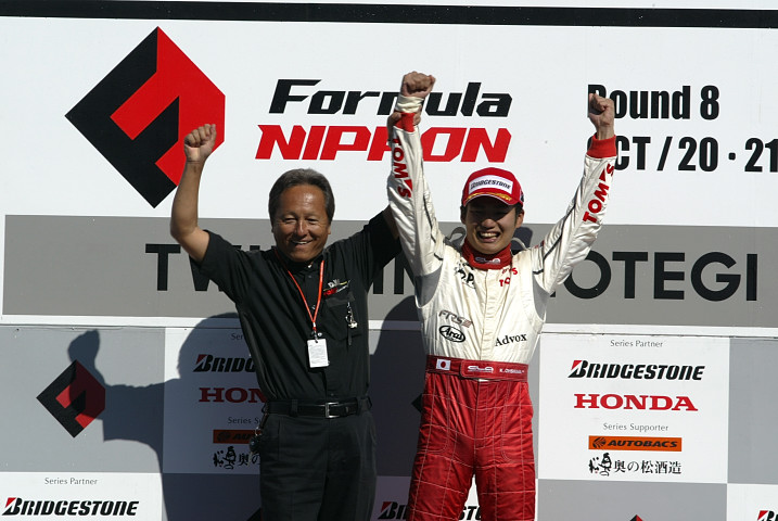 2007年のドライバーズチャンピオンに輝いた大嶋和也とチーム監督の関谷正徳