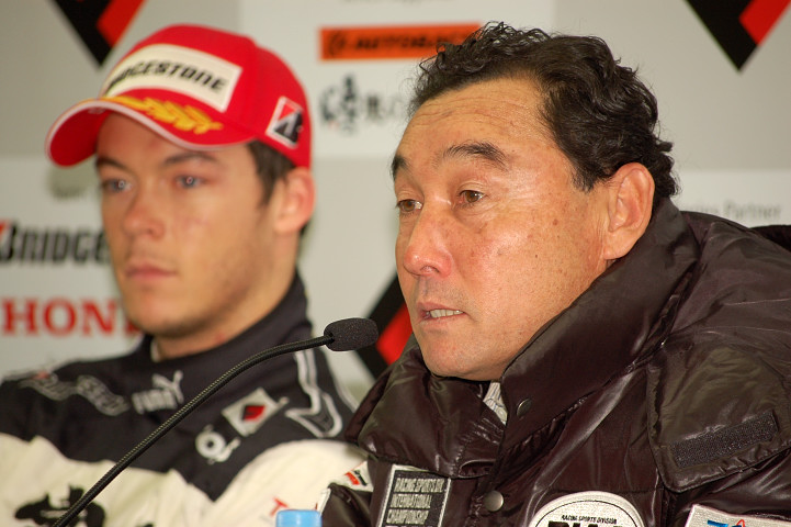記者会見にて、優勝チーム監督のはずだった中嶋悟と２位に入ったアンドレ・ロッテラー