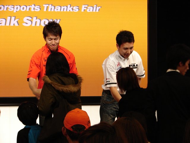 Honda Motorsports Thanks Fair 2007の握手会にて、伊藤大輔選手と小暮選手