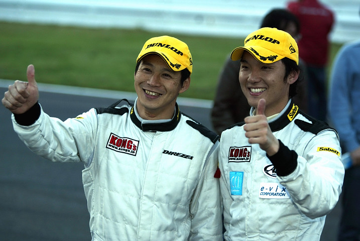 LMGT1クラスのウィナー、ダンロップフェラーリ550GTSの飯田章（左）と藤井誠暢（右）