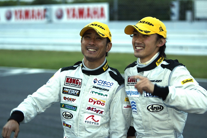総合優勝を飾ったダンロップZytec 05Sの野田英樹（左）と山崎信介（右）