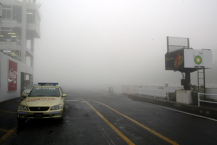 濃霧のため朝のフリー走行は中止になってしまった