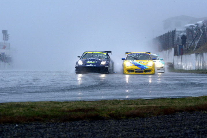 悪天候のためペースカーの先導により今シーズンのS耐がスタートした