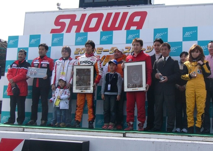 鈴鹿サーキット特別顕彰がSUPER GTチャンピオンの伊藤大輔とFNチャンピオンの松田次生に贈られた