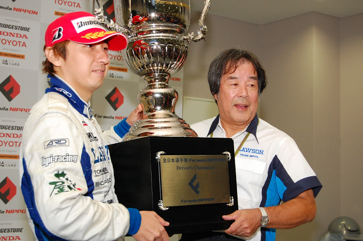 2008年のドライバー部門チャンピオンに輝いた松田次生とチーム監督の星野一義氏