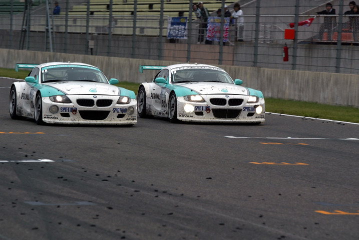 24時間にわたるPETRONAS SYNTIUM BMW Z4M COUPE同士の僅差の争いがレースを盛り上げた