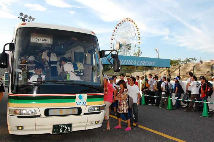 現行施設でのファイナルイベントとして、バスによる観客同乗のフルコース走行が行われた