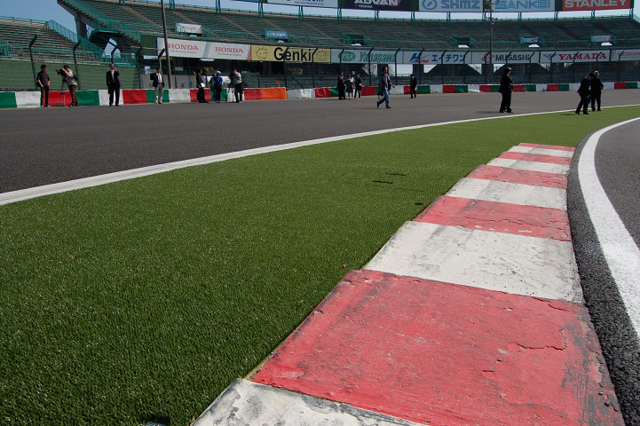 2コーナーアウト側には舗装部分が設けられ、より激しいバトルが期待できそうだ