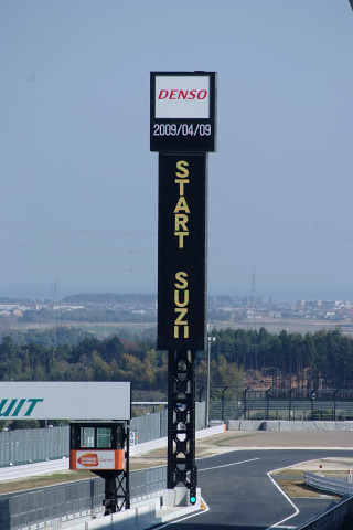 東コースから視認性のよいリーダータワーが新設された