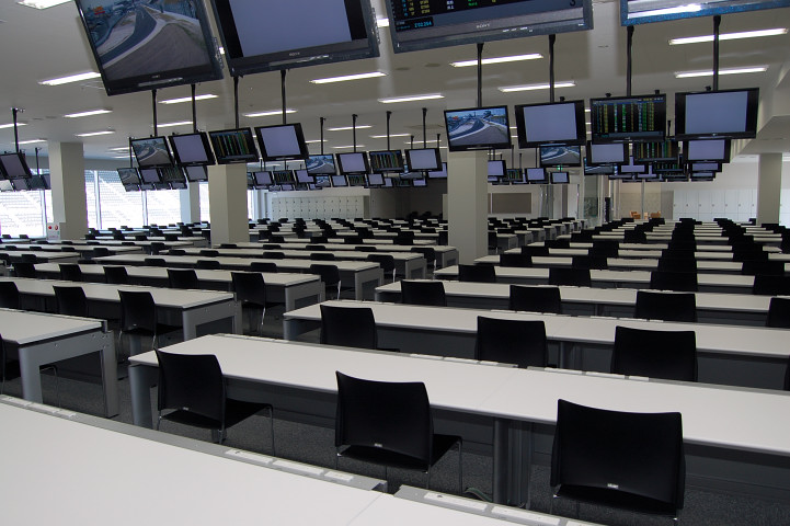 メディアセンターは席数も増加、1名分のスペースも拡大されている