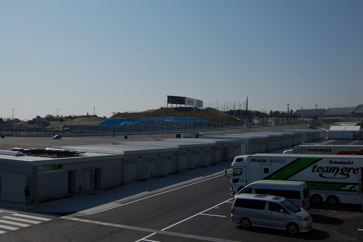 パドックも拡大された。チームオフィスも42室から53室へ