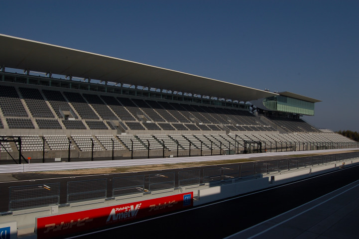 グランドスタンドには日差しを遮る大屋根を設置。席数は12,830席