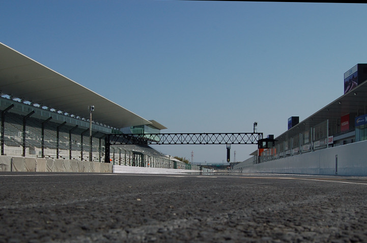 ストレートから1コーナーを望む