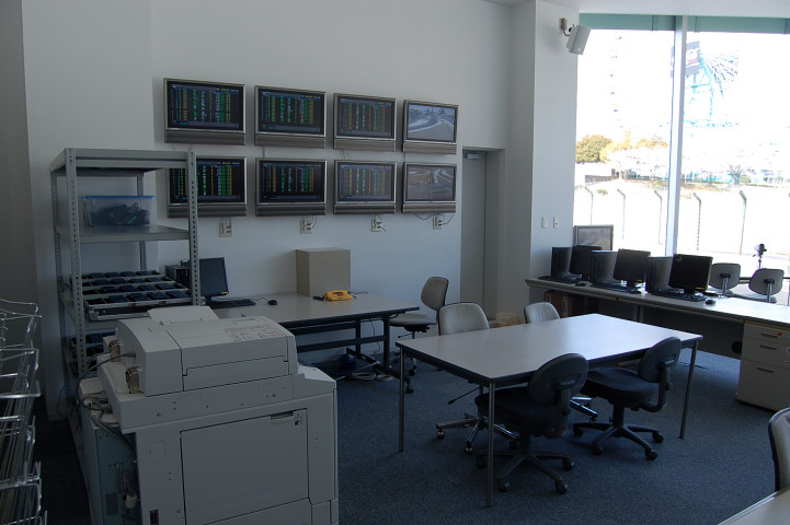 計時室も一新、ピットインしてくる車両の視認性が向上している