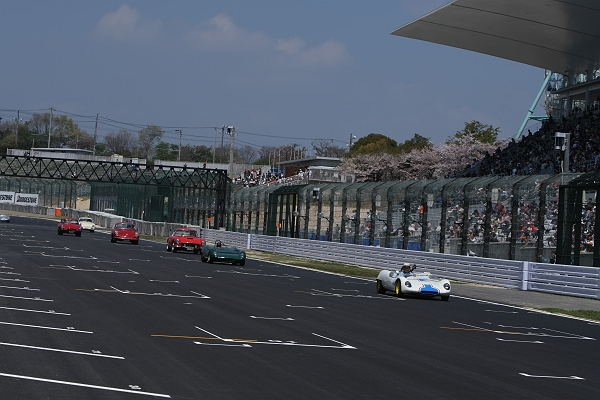 新生鈴鹿OPENING THANKS DAY: 第1回日本グランプリが再現された。ストレートを疾走する名車たち