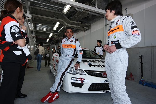 新生鈴鹿OPENING THANKS DAY: シビックレース予選前の鈴木亜久里氏と伊沢拓也選手