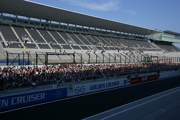 新生鈴鹿OPENING THANKS DAY: 最後に観客のグリッドウォークと記念撮影が行われた