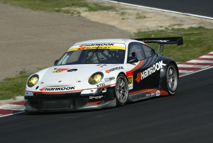 GT300はハンコックポルシェが優勝。参戦継続も危ぶまれる中で念願の初勝利だ