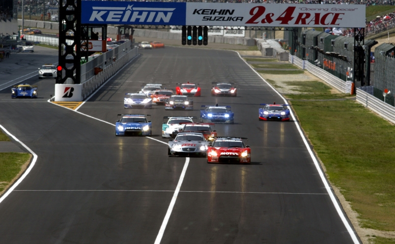 GT500のスタート。ピット出口には紫電の姿も見える