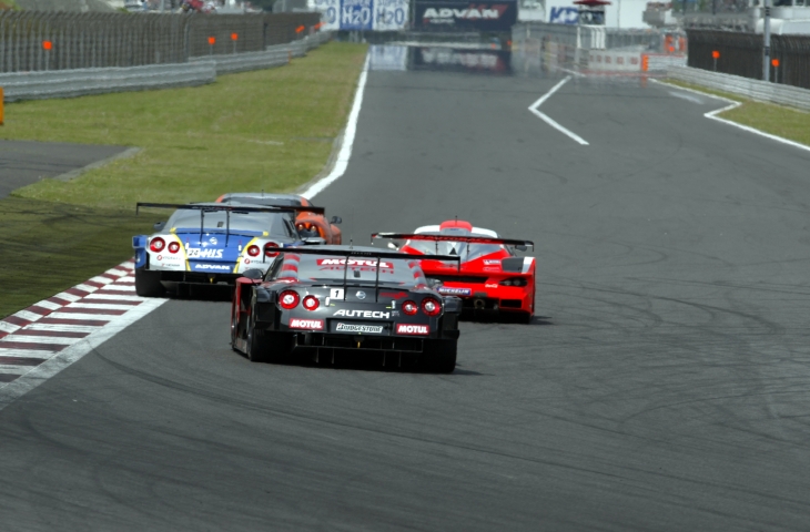 序盤モチュールGT-Rを下してトップに立ったのはHIS GT-R。しかしレース戦略の違いがこの後の展開を左右した。