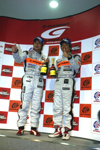 GT300クラス優勝の新田守男と高木真一