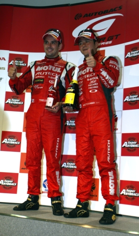 GT500クラス優勝の本山哲とブノワ・トレルイエ