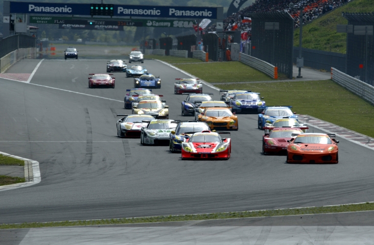 GT300のスタート。序盤トップに立ったのは予選2番手のダイシンフェラーリ