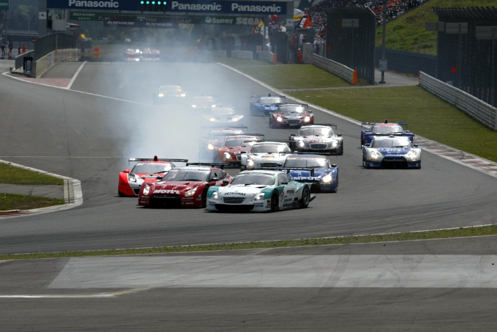 GT500クラスのスタート風景　1コーナーで積極果敢にモチュールGT-Rに挑んでいったペトロナスSCだったが......