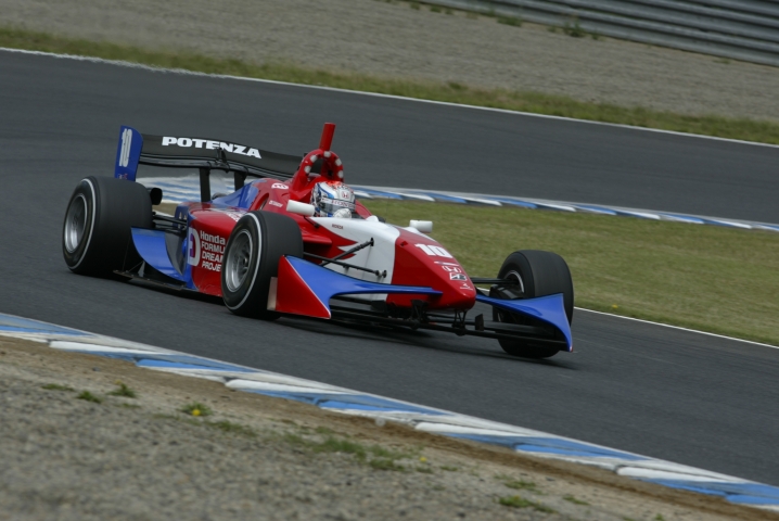 デビュー3戦目にして見事予選Ｔop3入りを果たした塚越に、田中弘監督も「グッジョブ！」の言葉を送った。