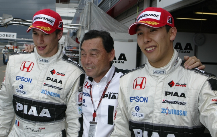 2007年以来となるフロントロー独占を果たしたPIAA NAKAJIMAの二人。中嶋監督を囲んで