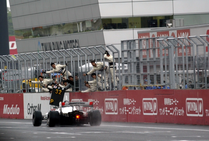 待望の勝利。実に1年7ヶ月ぶり。前回と同じもてぎで、同じくポール･トゥ･ウィンを達成した小暮