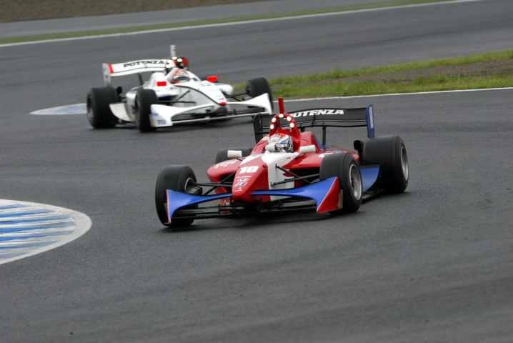 雨の中スリックタイヤで逃げ切りを図る塚越。追う小暮。終盤を多いに盛り上げた二人のドッグファイト