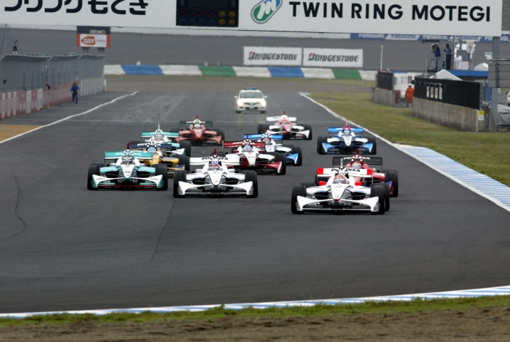 全車スリックで迎えたスタート。3番手から一気にデュバルを攻略した塚越