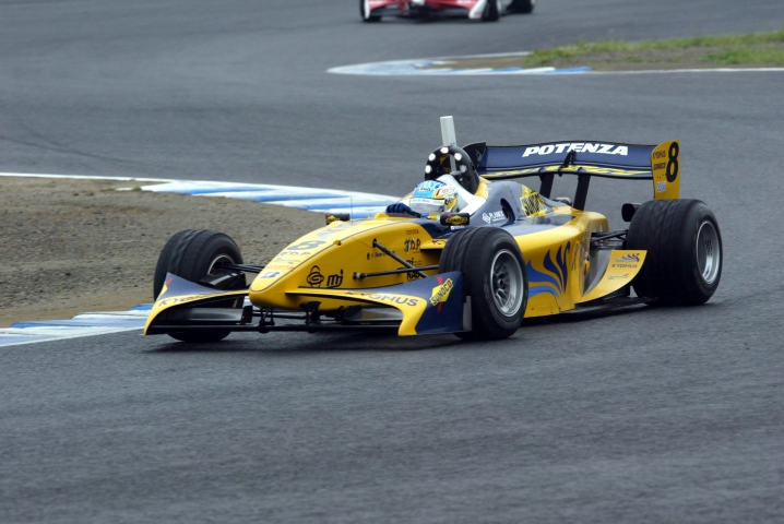 ファイナルラップで塚越を攻略した石浦。参戦2年目で念願の表彰台だ。