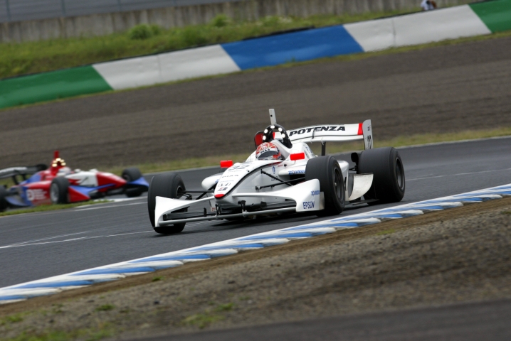 2位に浮上した塚越はあっという間にトップ小暮との差を詰めてきた