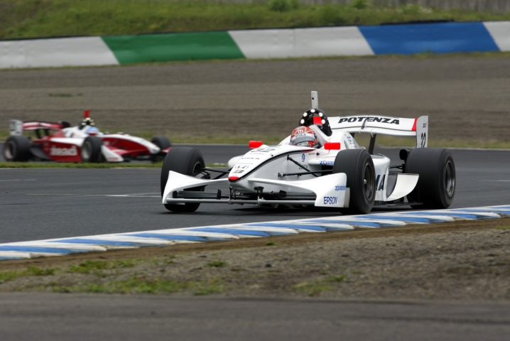 ウェット路面をスリックで走行という序盤に苦しい走りを強いられた小暮