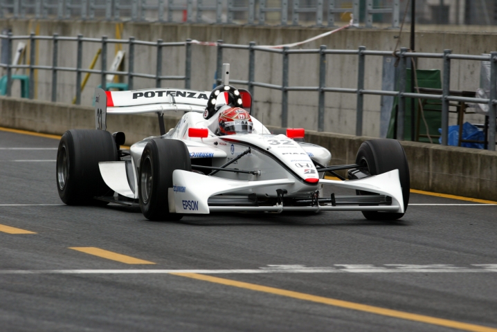 序盤バランスに苦しみ、終盤は塚越の奇策に先行を許しながらも、最後まで攻め続けた小暮が1年7ヶ月ぶりの勝利を手にした。