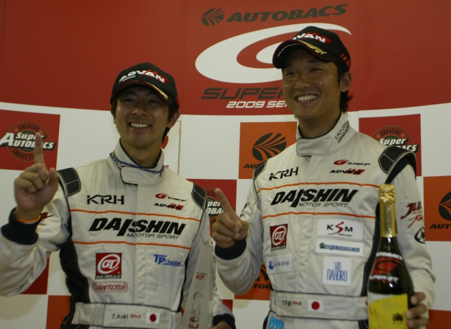 GT300ポールの青木/藤井組