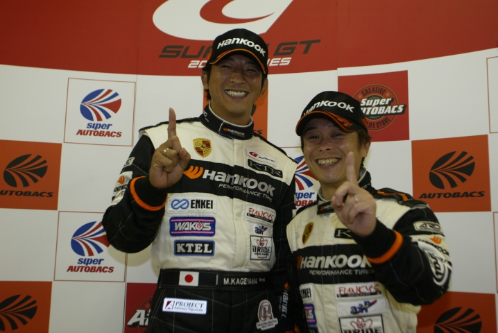 GT300優勝の木下と影山
