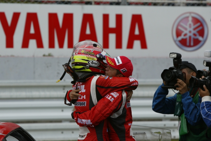 第3戦富士以来の勝利を称えあう本山とトレルイエ