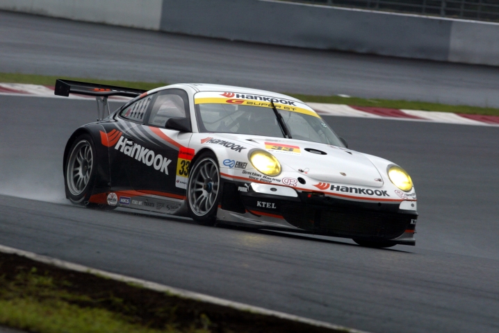 GT300の暫定ポールは今季未だ3戦目のハンコックポルシェだ