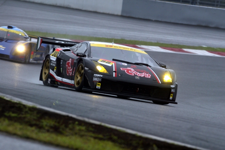 GT300は#88ガイヤルドがポール。ガイヤルドにとっても、坂本にとっても初めてのポール獲得だ。