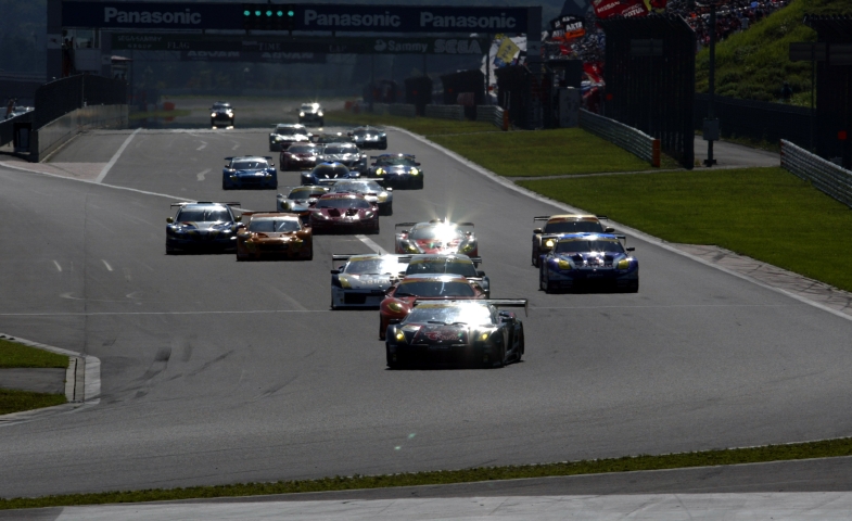 GT300のスタート。ホールショットを奪ったのはポールの88ガイヤルドだったが.....