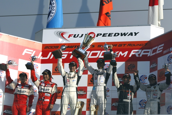 2位は惜しくも勝利を逃したジムゲイナーフェラーリ。3位はムルシエラゴと、終わってみればイタリア車が表彰台を独占する結果に。