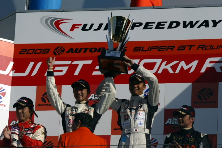 S耐でもコンビを組む二人。エンドレスZの常套手段、片側2本交換作戦はダイシンフェラーリにも勝利をもたらした