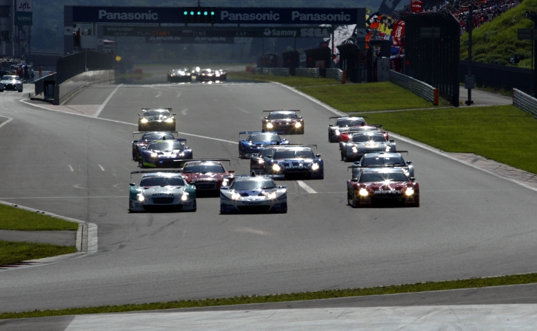 GT500のスタート。勢いよく飛び出したロッテラー、出遅れたデュバルは行き場をなくし、後続と接触、大きく順位を落とした。