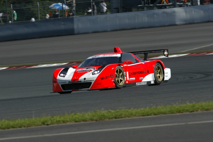 エンジン交換により後方スタートを余儀なくされた8号車だったが、序盤から目覚しい追走劇を展開した