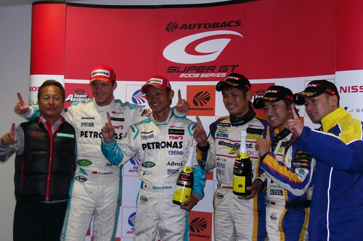シリーズタイトルを獲得したチーム監督とドライバー