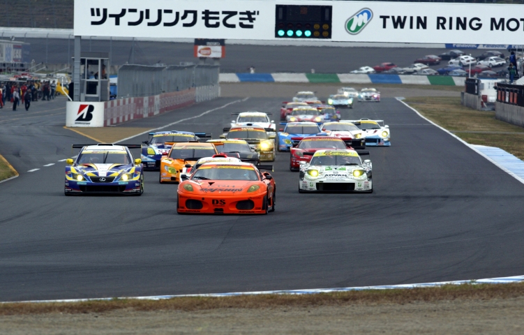 GT300クラスのスタート。ポールの#81ダイシンが頭一つ抜け出し、一気に独走状態に持ち込んだ