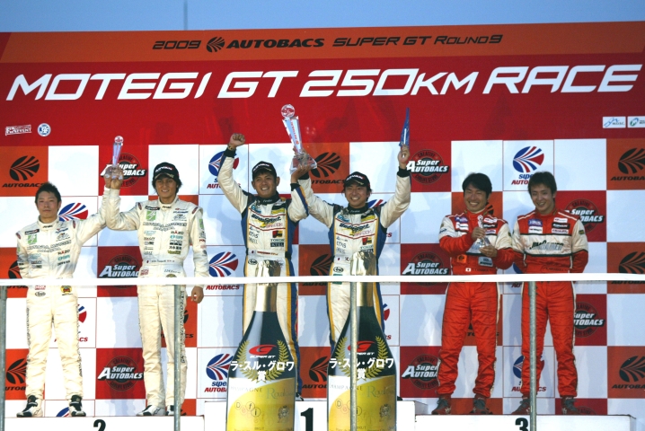 GT300クラスの2009シリーズ表彰。ドライバーズ部門は織戸/片岡組のものに